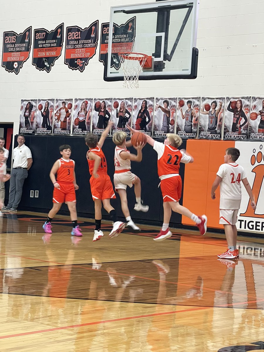 LybaBasketball's tweet photo. 5th grade boys Select Teams scrimmaging during halftime of the JV game this evening.  @Loveland_MensBB https://t.co/ysgL0wvKfe