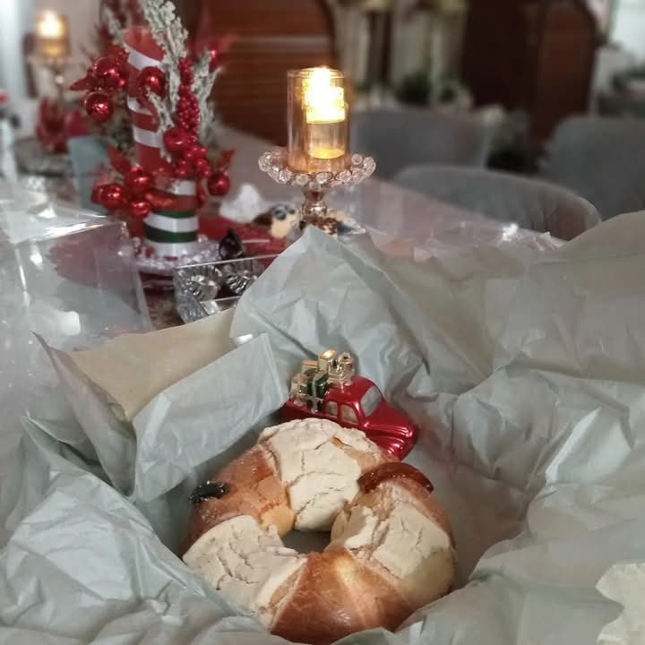 santodelrock's tweet photo. Llegar a casa y encontrar un elegante y misterioso regalo cortesía de @amc_tv @beuloprmexico es siempre grato, especialmente con la dedicatoria y mensaje especial en la tarjeta.

Es hora de merendar.

¡Gracias!

¡Éxito!

2025 es ROCK...

#FelizViernesATodos https://t.co/Dk4qywqxPj