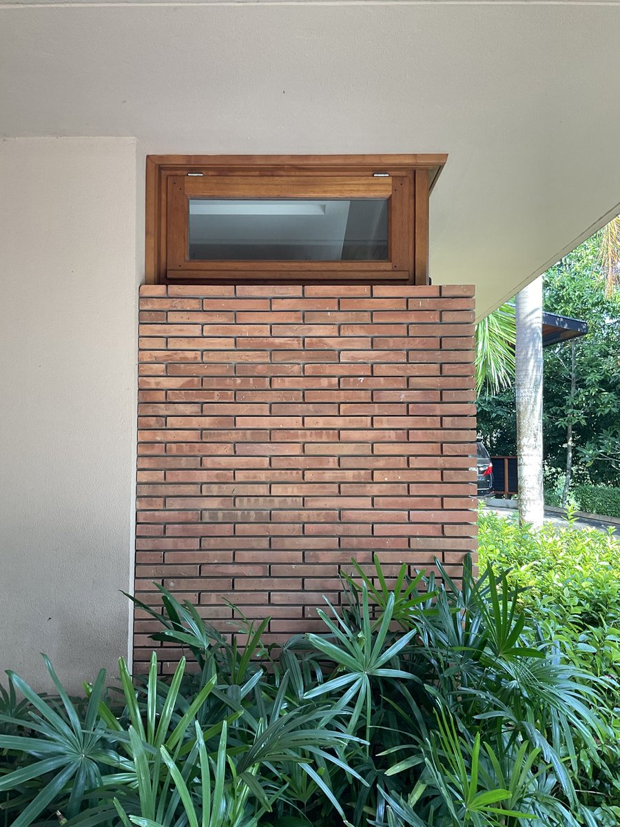 DamonZumbroegel's tweet image. THE BRICKS IN ACTION
Ancient bricks on a modern build.  

-hand made bricks and mortar
-teak wood details
-natural plaster