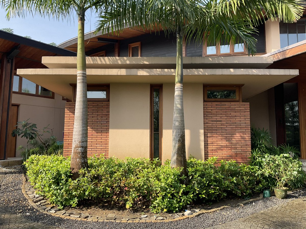 DamonZumbroegel's tweet image. THE BRICKS IN ACTION
Ancient bricks on a modern build.  

-hand made bricks and mortar
-teak wood details
-natural plaster