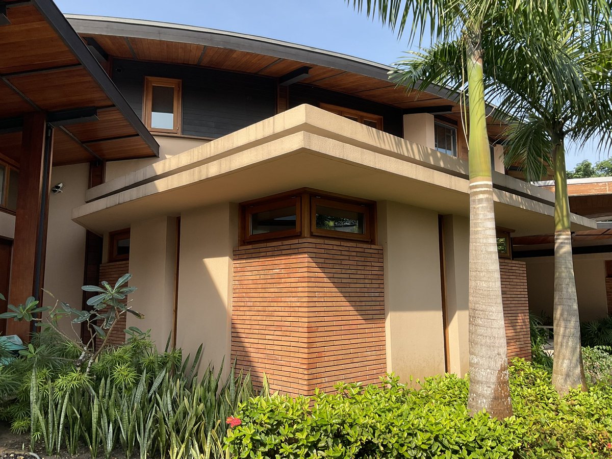 DamonZumbroegel's tweet image. THE BRICKS IN ACTION
Ancient bricks on a modern build.  

-hand made bricks and mortar
-teak wood details
-natural plaster