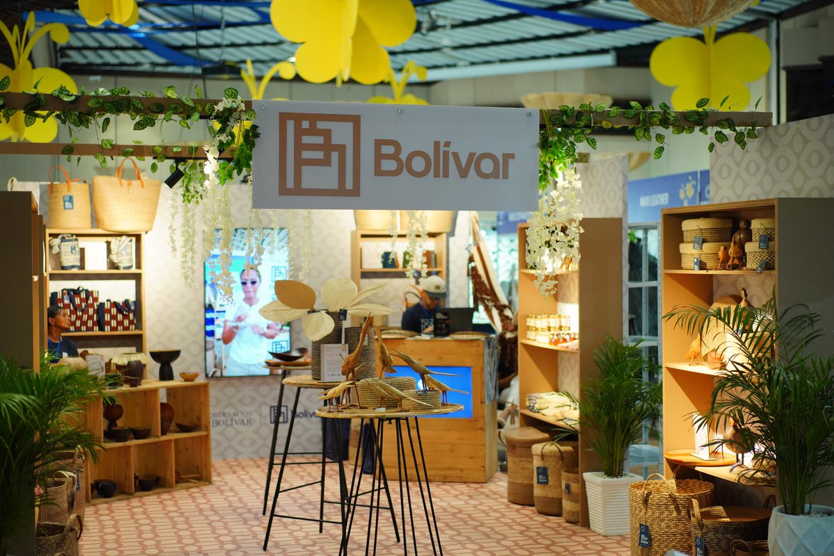 YamilHAranaP's tweet photo. Les tengo el plan: vayan a ver las maravillas que ofrece el stand de Marca Bolívar en la Feria de Artesanías Exportables (Farex), en el Centro de Convenciones, hasta el 12 de enero, de 11 a.m. a 10 p.m.

Nuestros artesanos llevaron bolsos, accesorios y artículos para el hogar elaborados en telar vertical de San Jacinto, palma sará de Cascajal (Magangué), palma de iraca de San Cayetano, mostacilla y miyuki, entre otras técnicas; llevaron también vino de corozo de Mompox, diabolines y rosquitas; café y cacao de Santa Rosa del Sur y mucho más. 

Qué alegría ver lo que hacen nuestros artesanos en plataformas como esta.