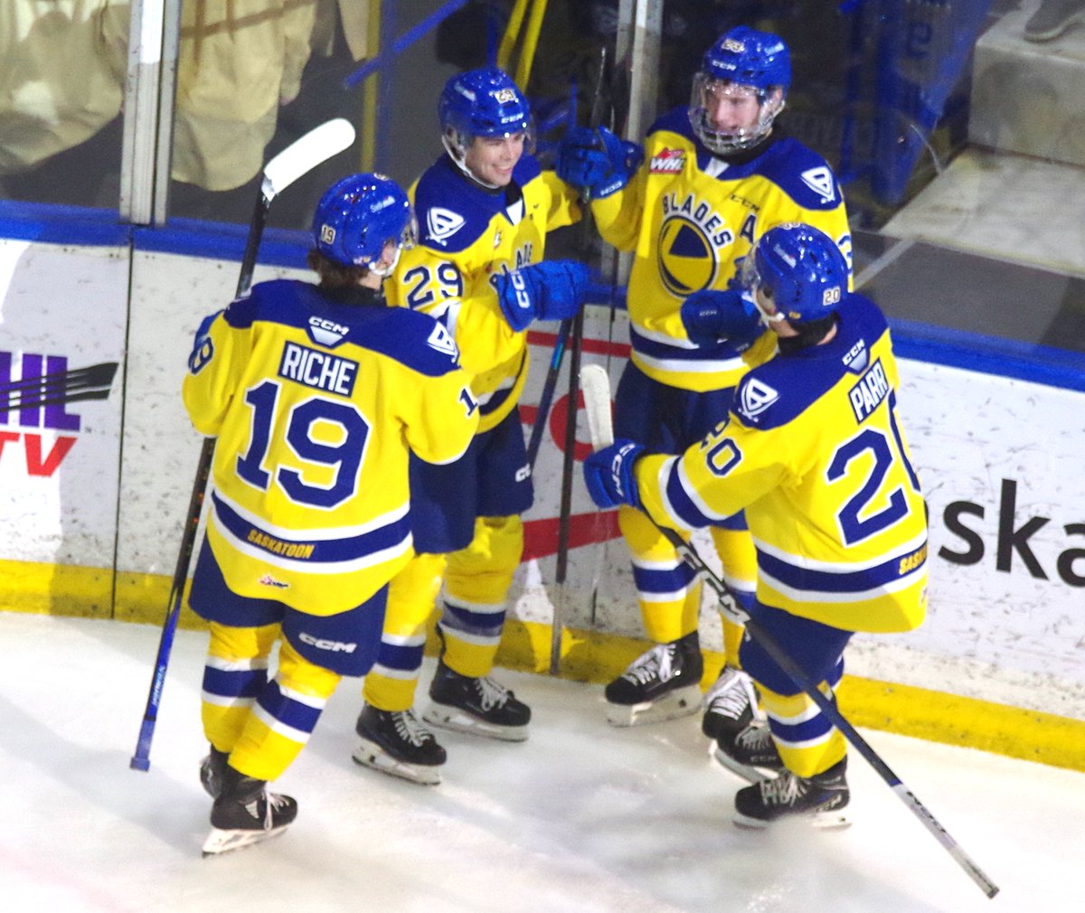 StanksSports's tweet photo. After 40 minutes: #Brandon #WheatKings 3, #Saskatoon #Blades 2. Wheat Kings hold 20-19 edge in shots on goal. #WHL. #CHL. https://t.co/iHdpzCIYLu