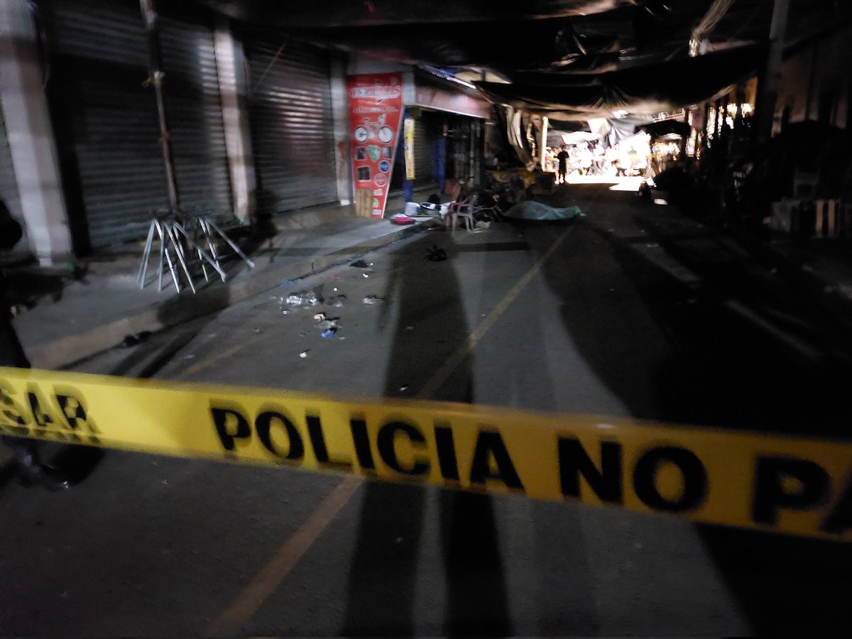 Persona fallecida por paro cardíaco, según la inspección preliminar de Cruz Roja qué llego a la escena tratando de brindarle la atención, en el centro de Santa Rosa de Lima, entre Bazar Primavera y Par2, Barrio El Calvario. Se trata de Roger Obed Flores, de 20 años de edad.