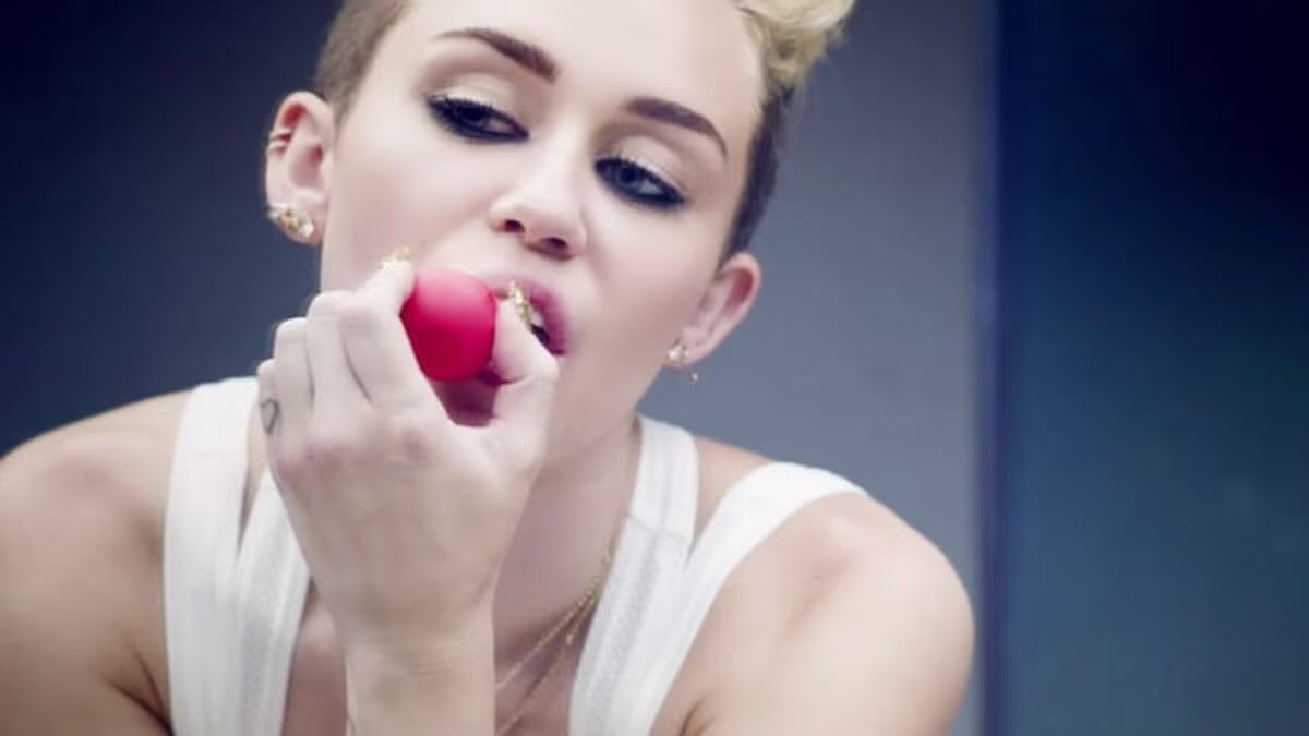 notgwendalupe's tweet photo. it's 12 years since the EOS lip balms began their marketing campaign using celebrities https://t.co/j4beilcZnP