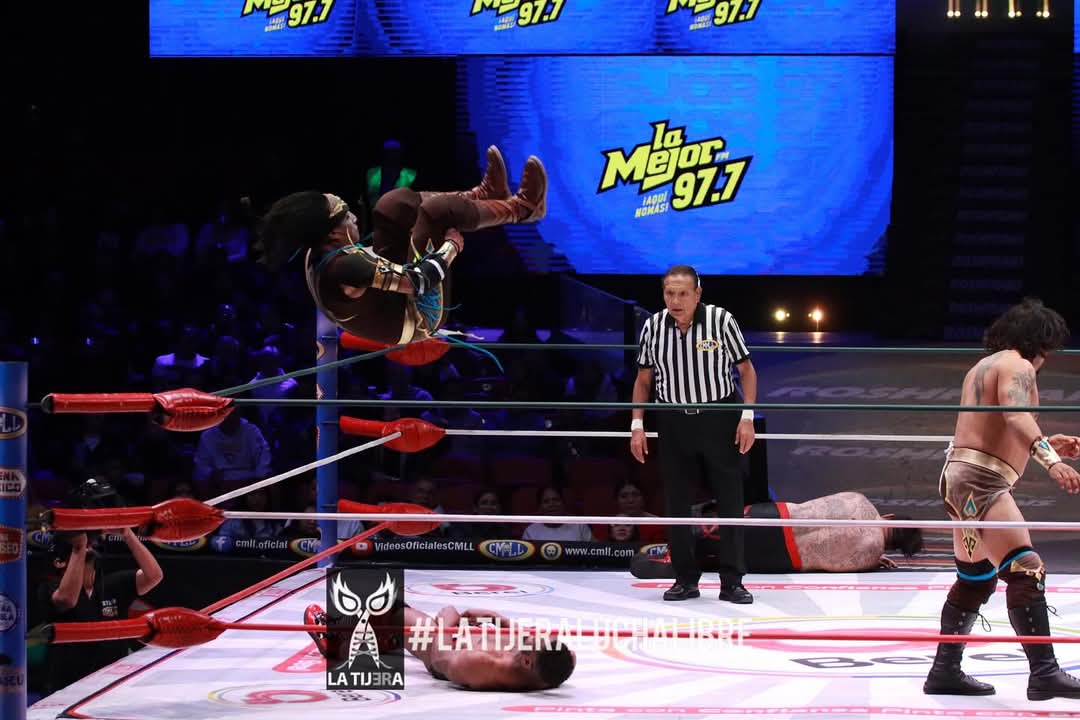 LaTijeraLucha's tweet photo. Iniciaron los #ViernesVIP con las mejores luchas en la #MexicoCatedral con dos parejas que se brindaron con todo y haciendo explotar a la fiel afición #CMLL, el triunfo es para los hermanos #ReyCometa y #EspirituNegrocal dar cuenta de la antigua alianza de #Akuma y #DarkMagic... https://t.co/pYq9e2GH8F