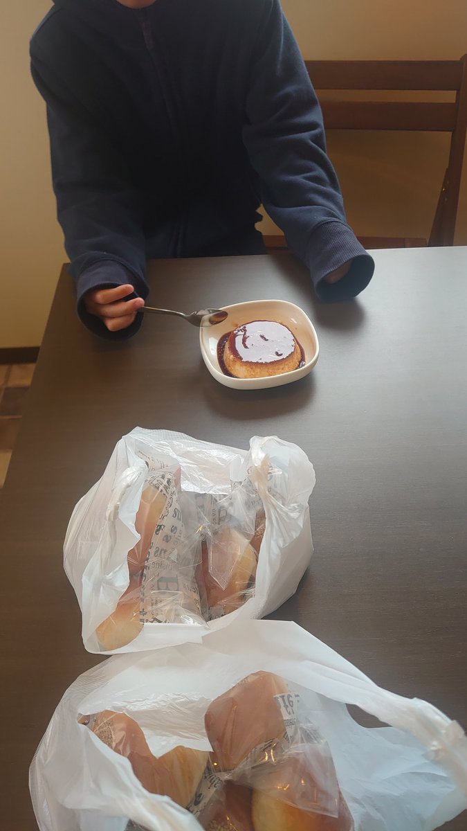 k6a_capuci's tweet photo. 予約したクリームチーズあんぱん15個購入
プリンも美味しいかったです😋 https://t.co/YgoPDO6PCw