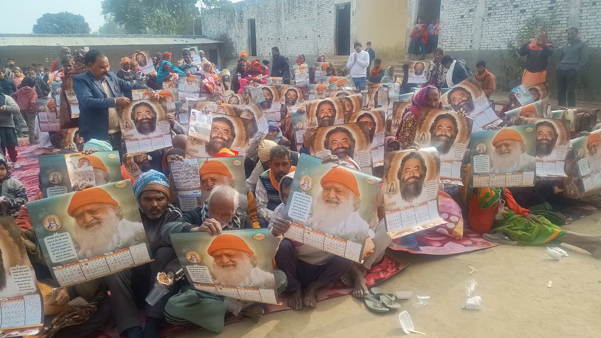 Ashramlko's tweet photo. 02.01.25~ Sant Shri Asharamji Bapu की पावन प्रेरणा से #लखनऊ से 130 कि.मी. दूर जिला गोंडा के परसपुर में ब्रह्मलीन साईं श्री लीलाशाह जी गुरुकुल में जरूरतमंदों को कंबल, खजूर व हलवे का भंडारा किया गया। श्री गुरुदेव का कैलेंडर सभी को दिए गए https://t.co/3luc8HJzaN
