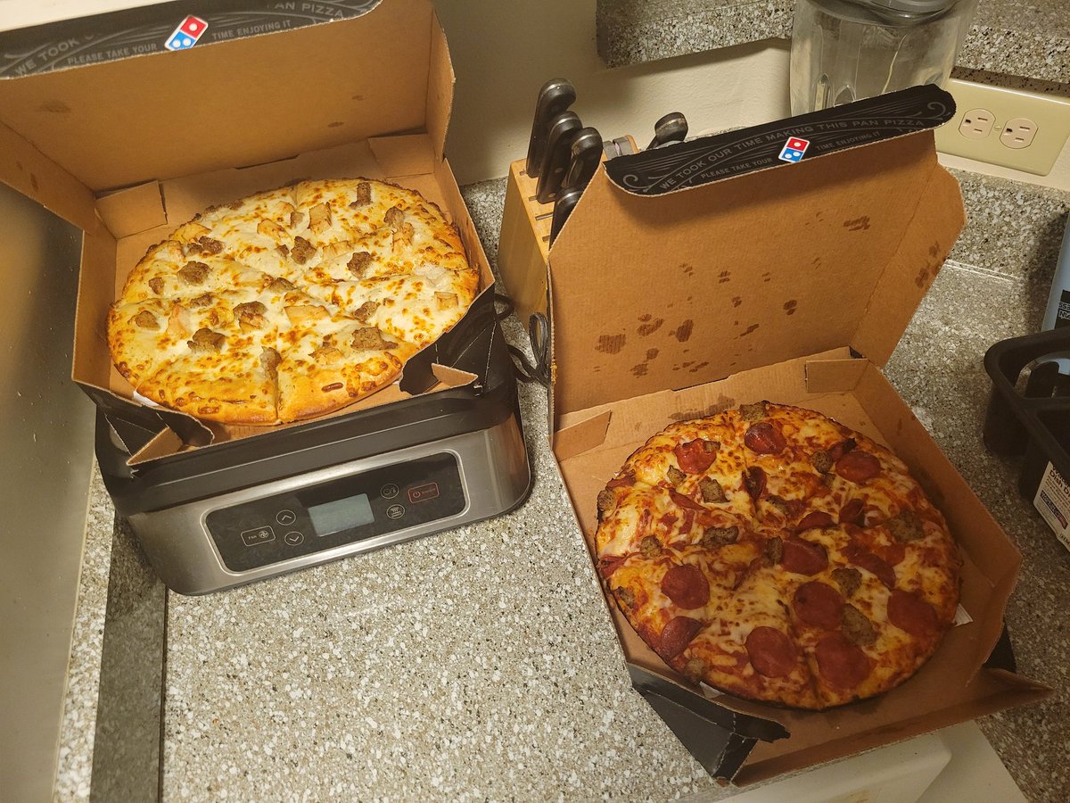 RagingDMon's tweet image. "Red sauce or white sauce?"
Me: Both