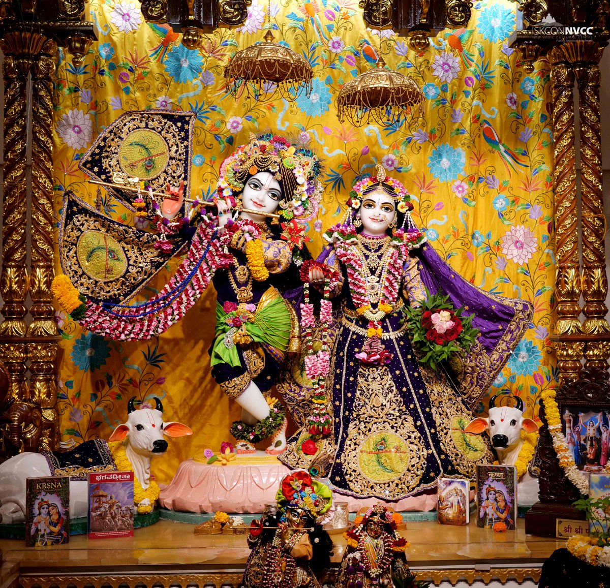 ISKCONPune's tweet photo. 🙏🏽Today's Darshan 📿 🗓04-01-2025🙏
🌷Sri Sri Radhavrindavanchandra🌷
🚩@ISKCONNVCCPune🚩
.
.
#ISKCONNVCC #ISKCONPune #ISKCONNVCCPune #ISKCON
#4thjanuary #4thjanuary2025 #Saturday
#Harinaamsankirtan #Radheshyamdas #Radheradhe
#Sankirtan #Kirtan #Vrindavan #Mayapur #Prabhupada https://t.co/EoYyeGRvsa