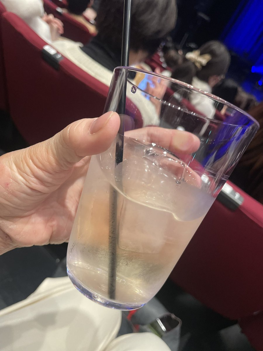 manasuky's tweet photo. 今日のファンミーティング
ほろ酔いで優くんと楽しみたい✨
だけど炭酸が苦手💦

カウンターで
ハイボールの炭酸代わりに水にしていただきました✨
（水少な目と言ったのですが😅）

コレで気持ちよく会える💕

#城田優25 
#城田優 https://t.co/rIAIJxq8On