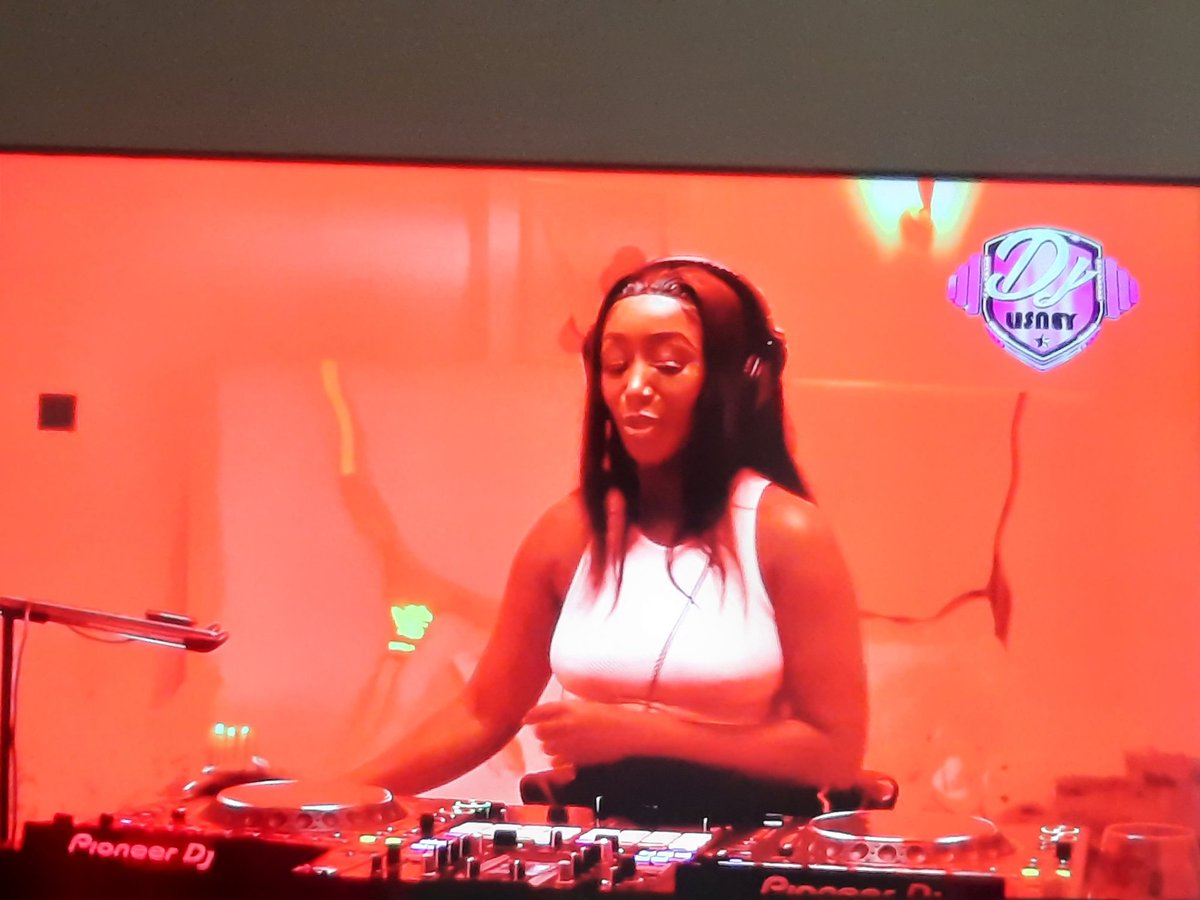 Relaxing Mode.....Listening to my resident DJ <a href="/djlisney/">mrs hhh</a>