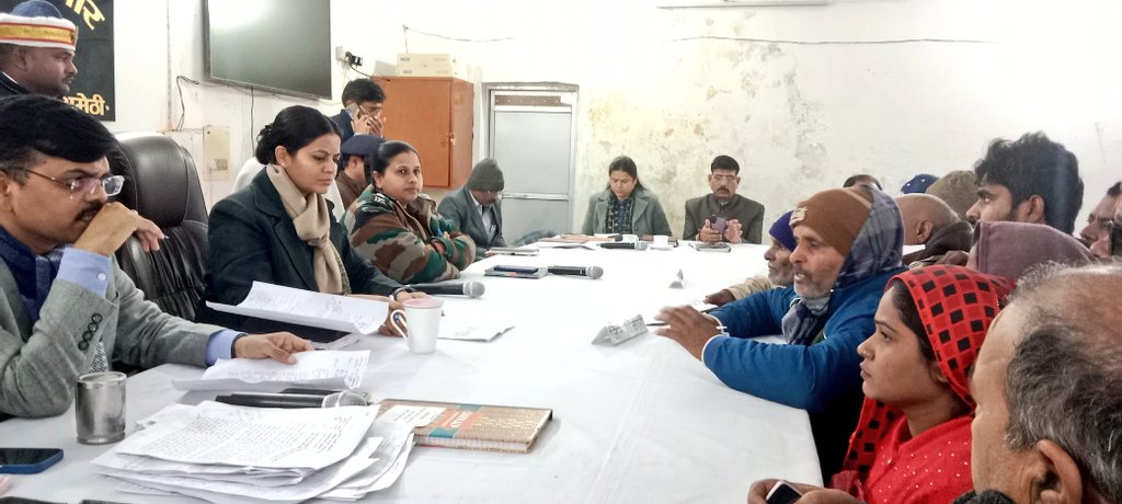 आज दिनांक 04.01.2025 को तहसील अमेठी में आयोजित "सम्पूर्ण समाधान दिवस" के दौरान जनसामान्य की शिकायतों को सुनकर मौके पर संबंधित अधिकारियों को समयबद्ध व गुणवत्तापूर्ण निस्तारण के निर्देश दिए।