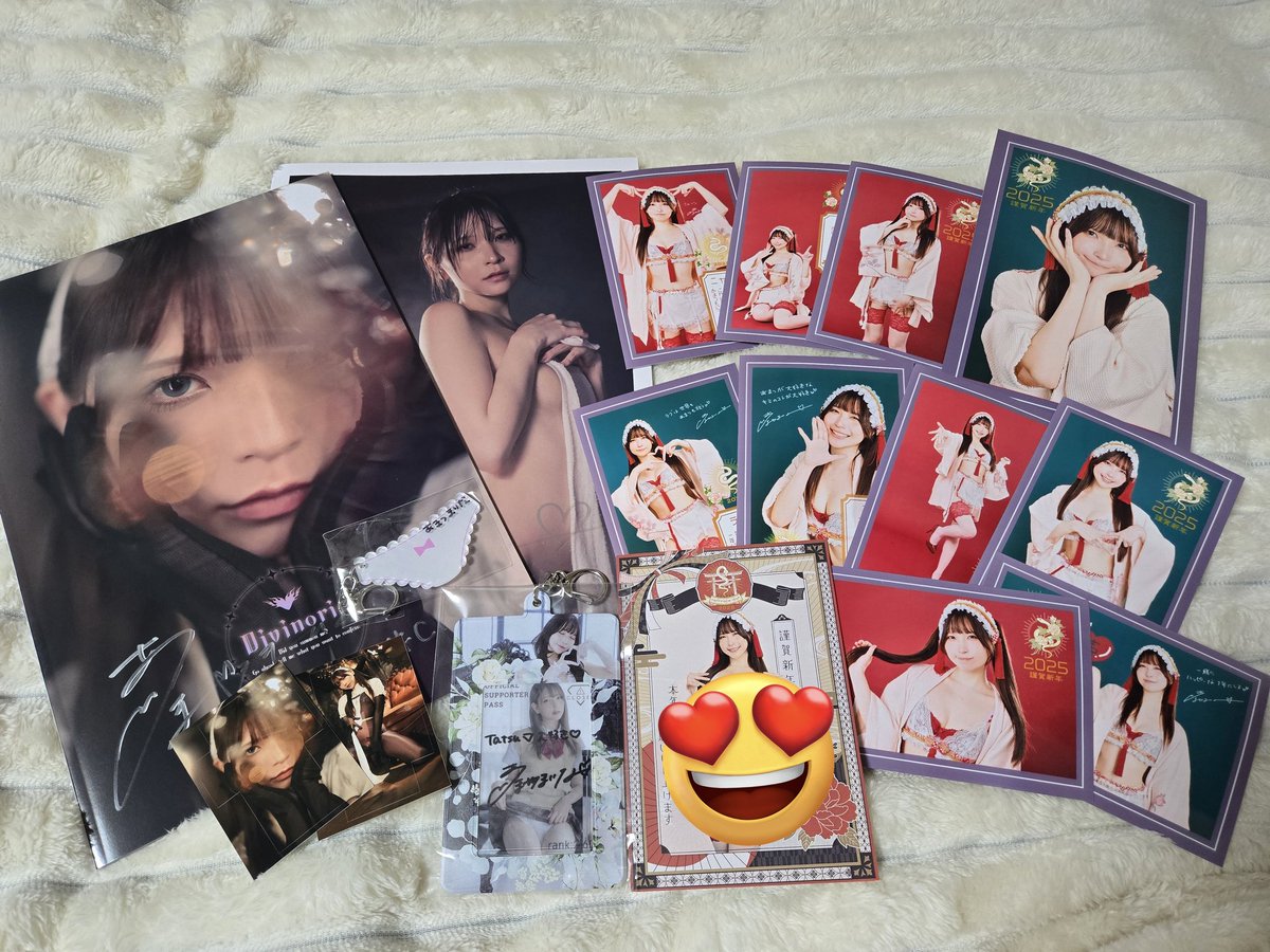 @R_Ap8_ 
 #あまつまりな
おみくじブロマイド全部は揃いませんでしたが、最後に2L版引いたら出てなかった可愛いお顔upだったので大大大吉です！
年賀状も届いていたし新年から最高です🙏✨
先日のコミケの作品達も最高で、眺めながら良い新年になりました🎍
ぱんつアクキーのサイン最高🤣 https://t.co/c4m0VSL9os