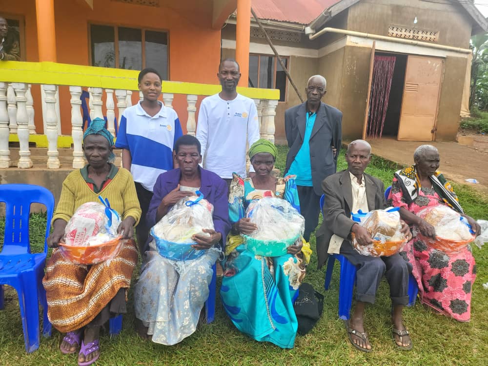 MayaRotary's tweet photo. Service beyond self is unbeatable in @MayaRotary  Club. We distributed end of year hampers to the elderly in the villages of Maya, Jandira, Luwule https://t.co/PcZP8xAYYf