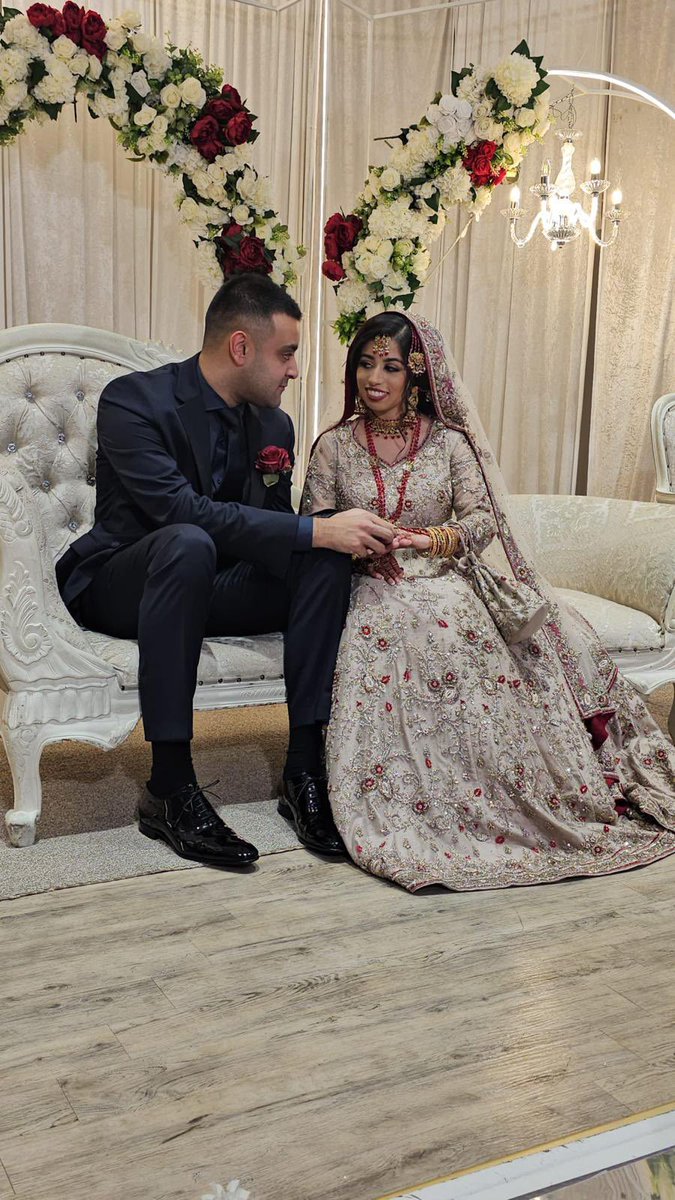 Omar and Haleema celebrating their first wedding anniversary <a href="/CricketNewlands/">Newlands_cricket</a> <a href="/roefieldcricket/">Farouk Hussain</a> <a href="/SuperSportTV/">SuperSport 🏆</a> .. give them a mention please . Travelled all the way from England to watch the Test here . Sat on grass bank by the Big Screen #SAvPAK ❤️❤️❤️❤️