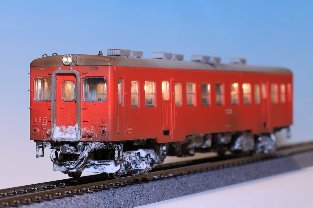 Tc205_17's tweet image. PULM　キハ20系200番台

初めての鉄道車両プラモデル、パーツの合いもよく、サクサク組めました。
手すり別体化と各種電飾を施し、元の車両は暖地型仕様ですが、おまけのスノープロウがよかったので走行に支障のない範囲で着雪させました。
#PULM
#キハ20