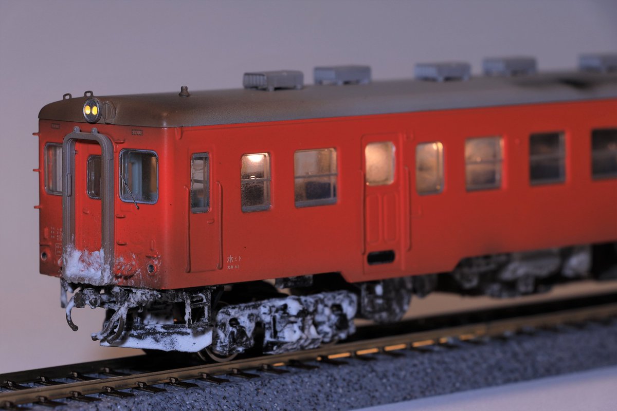 Tc205_17's tweet image. PULM　キハ20系200番台

初めての鉄道車両プラモデル、パーツの合いもよく、サクサク組めました。
手すり別体化と各種電飾を施し、元の車両は暖地型仕様ですが、おまけのスノープロウがよかったので走行に支障のない範囲で着雪させました。
#PULM
#キハ20