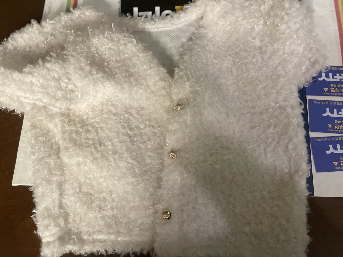 Lefty3F's tweet photo. 저번주 일요일 파란 테이블에 앉으셨던 손님..! 가디건을 잘 보호하고 있습니다. 바로 안내 올린다는 게 정신이 없어서 늦어졌네요. 디엠 주시거나 꼭 찾으러 오세요! https://t.co/mhJQjZIvOc