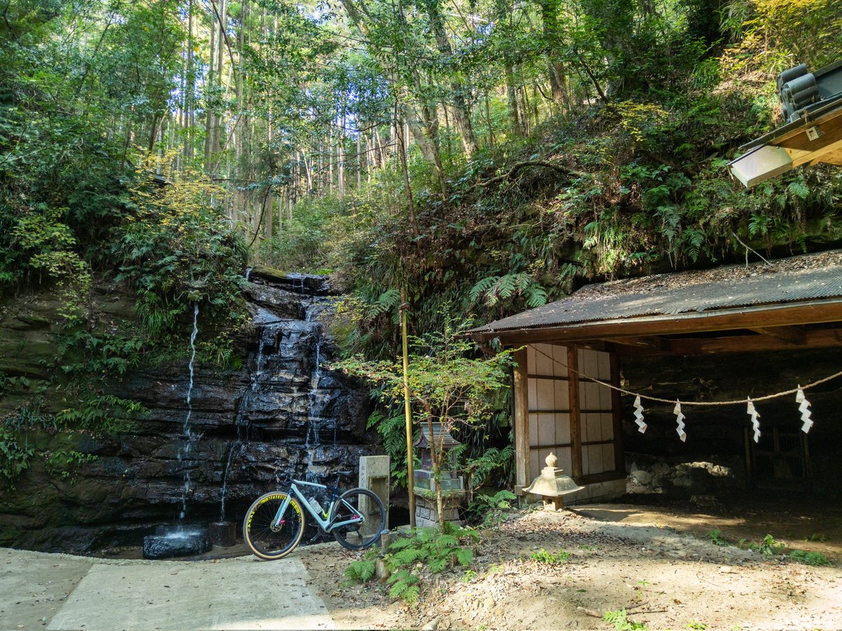 sciff2's tweet photo. 大多喜の浅間神社⛩️
ここへ行く砂利道、めっちゃ走りやすく整ってた
#chapter2ao https://t.co/GBy4MMOLTx