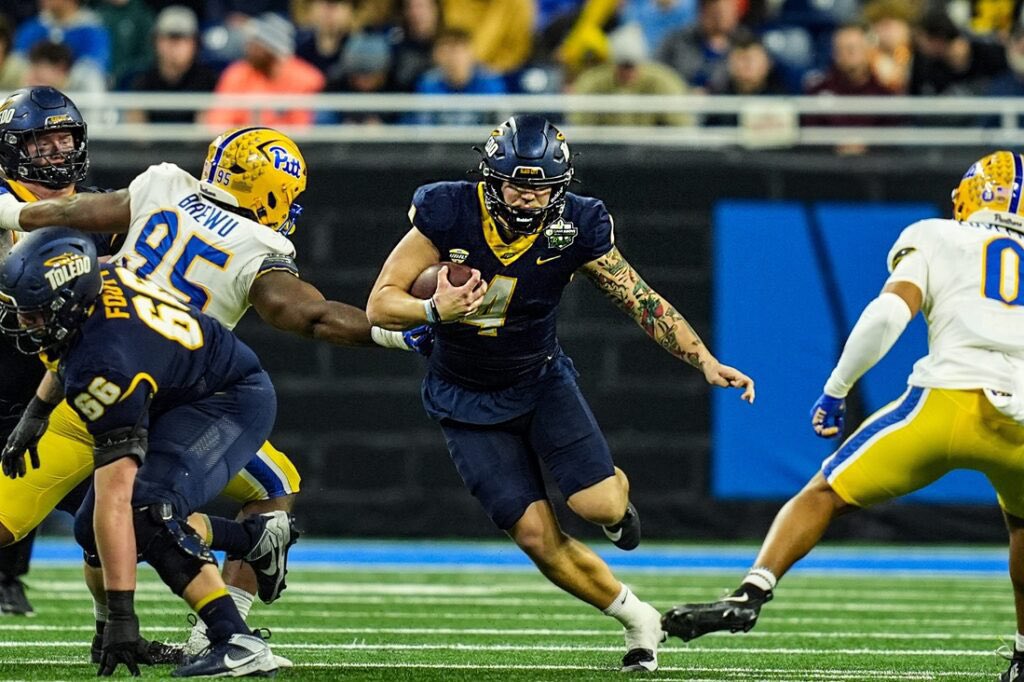 🚨NCAA D1 FOOTBALL Program looking to RECRUIT &amp; OFFER available prospects! 🏈

✔️ Scholarships available! 

2️⃣0️⃣2️⃣5️⃣s
2️⃣0️⃣2️⃣6️⃣s
2️⃣0️⃣2️⃣7️⃣s 
2️⃣0️⃣2️⃣8️⃣s 

Reach 𝙀𝙑𝙀𝙍𝙔 program.. DM us! 📭📨📤

⬇️ DROP FILM &amp; RETWEET ⬇️