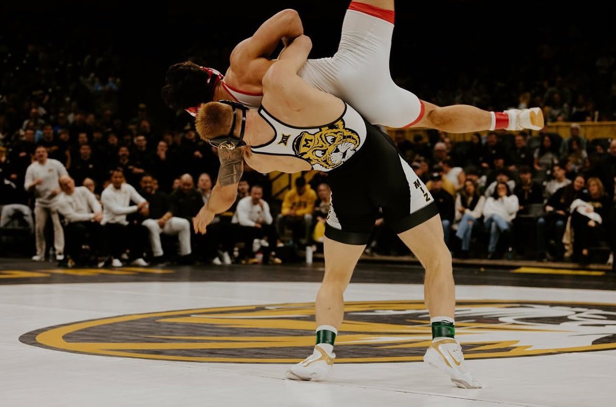 LHSwrestlers's tweet image. Lancer Joel Mylin providing some frequent flier miles for Mizzou this evening against Cornell!

#BeTheStorm #LessThan1% #GoLancers