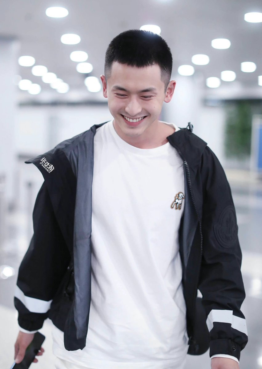 เมนเราในลุคสบายๆ หัวทุยๆ ก็น่ารักทุกมุมมองขนาดนี้ ก็ยังอุตส่าห์จะมีคนตาบอดมองเห็นมิจฉาชีพหัวยุบเป็นเขาได้อีก 🙄

#ZhangZheHan  
#จางเจ๋อฮั่น  
#张哲瀚 
#AllFakeCantReplace_ZZH