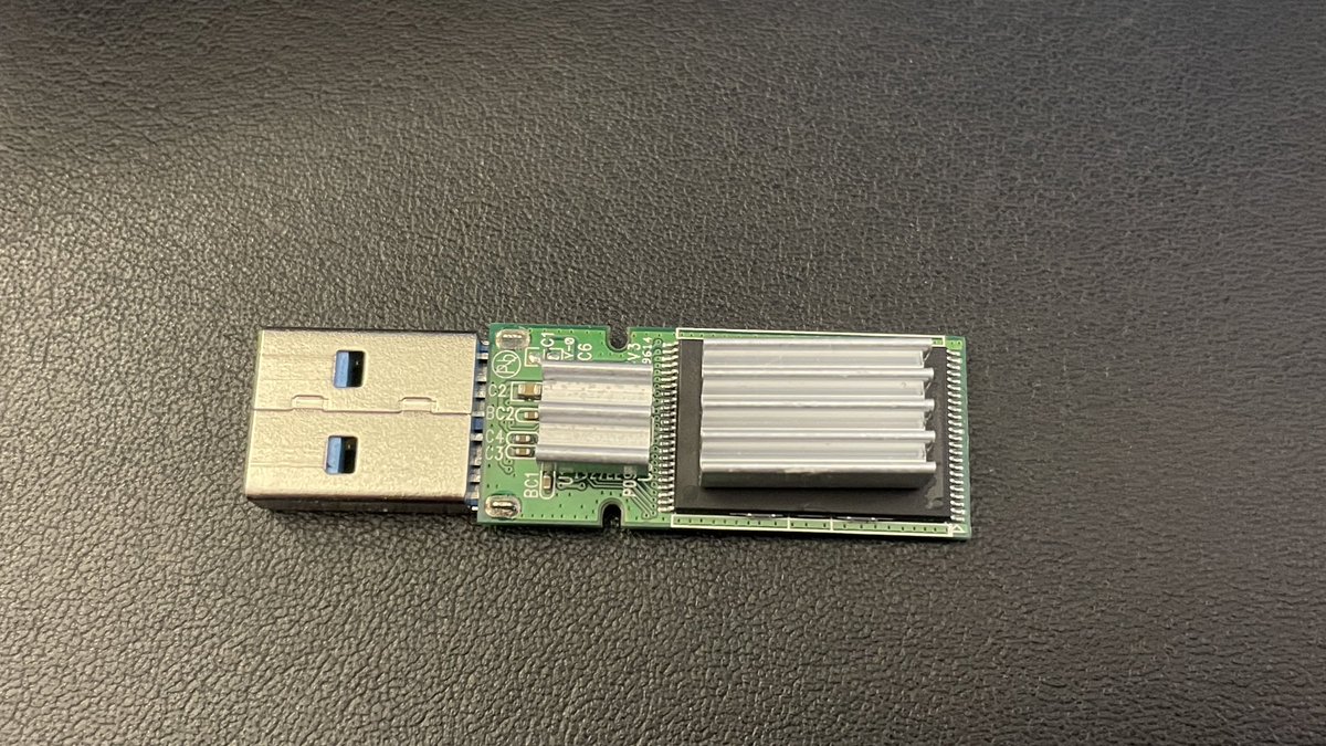 Air cooled my flash drive to get ultra fast performance out of it 🤣  #flashdrive #aircooling #heatsinks #computing #modding