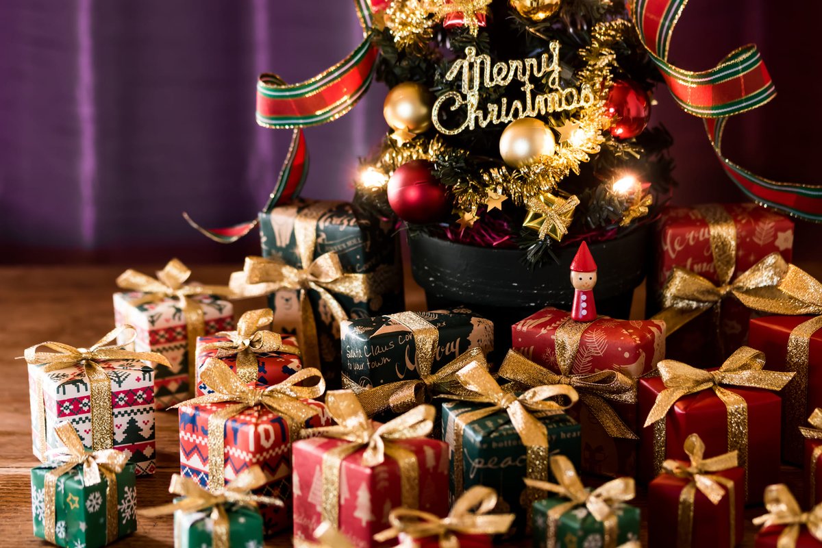 JGSDF_YTS_X7's tweet image. 幼少期アメリカに住んでた頃、友達から

『日本人ってクリスマスプレゼント貰ってすぐOtoshidamaってお金も貰えんの⁉いいなぁ！』

的な事を言われたが
確かに文化融合した結果二重取りだなと

タイ人スタッフさん達に日本の年玉文化を知られたら困っちゃう経営者の方とか結構居そうだな(笑