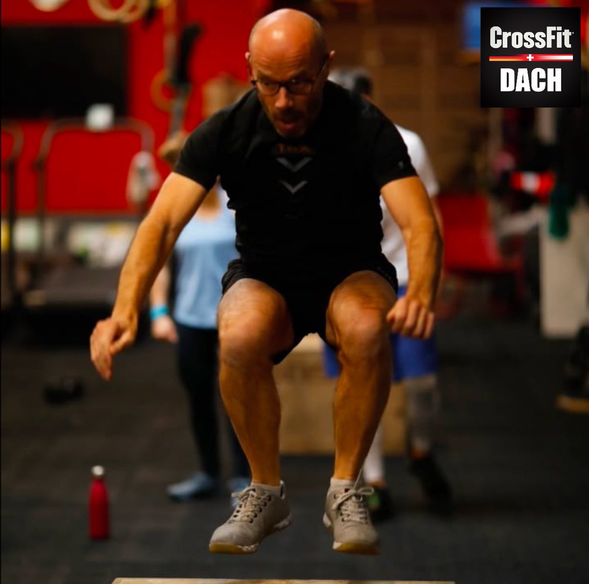 WORKOUT DES TAGES
Samstag 250104

Mache in 20 Minuten so viele Runden wie möglich:
15 Mal auf die Box springen
12 Kettlebell Schwünge
9 Ring Dips

♀ 51cm Box, 24kg Kettlebell (20in, 53lb)
♂ 61cm Box, 32kg Kettlebell (24in, 70lb)
.
📸 : CrossFit Le Rouge