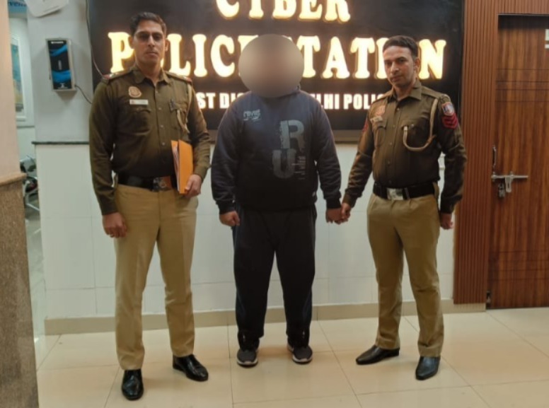 SimranBabbar_05's tweet image. This man in police custody is a 23-year-old from Delhi&apos;s Shakarpur.
Duped hundreds of girls by #extorting money from them after threatening to leak their nude pictures after befriending them on #Bumble and #snapchat
Arrested by the Cyber unit of @DCPWestDelhi 
#Cyberfrauds