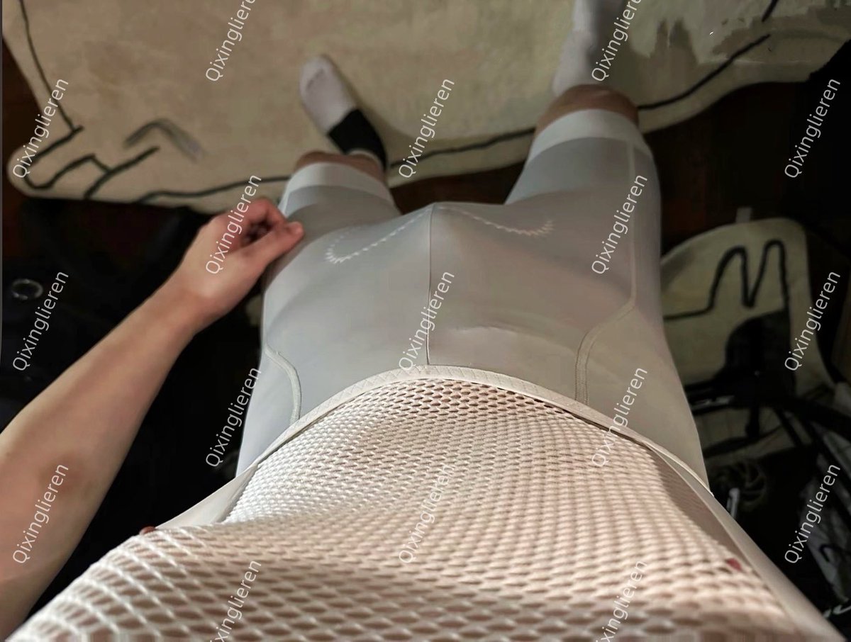 在家里骑骑？
#骑行 #骑行服 #紧身衣 #cycling