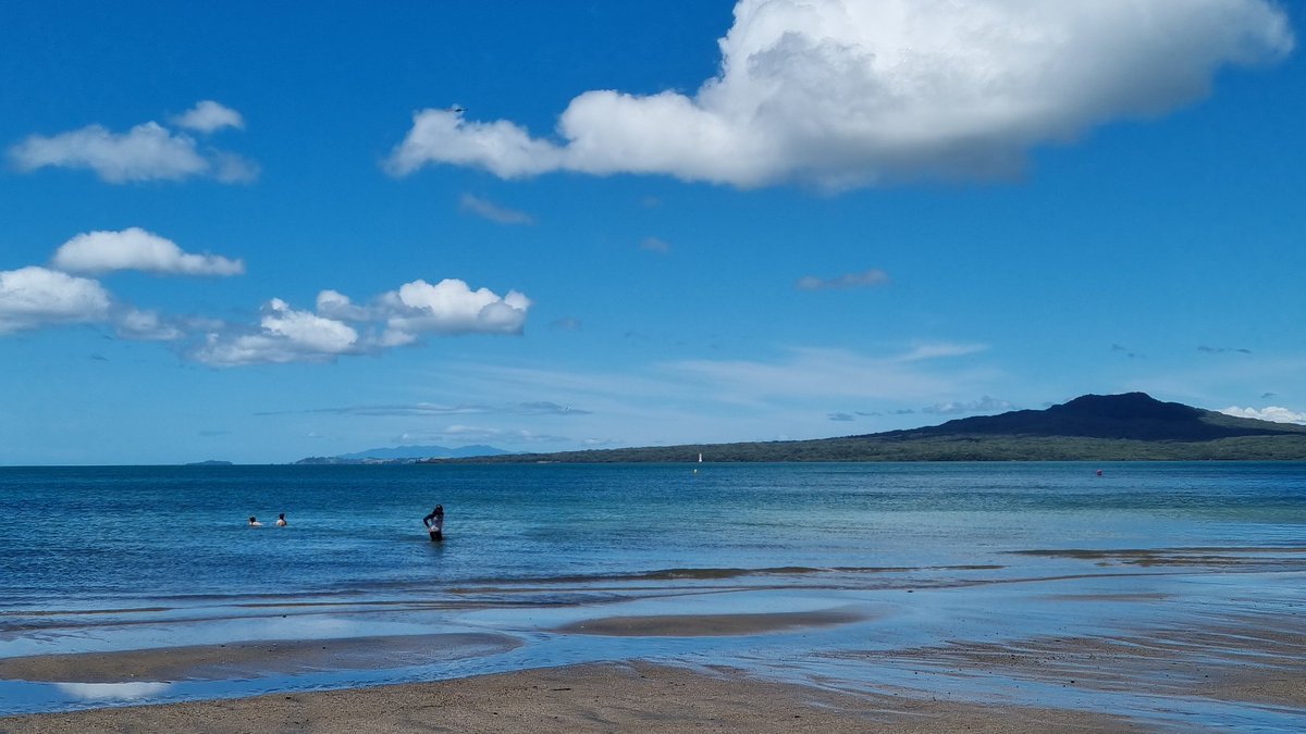 JennyCh04077's tweet photo. Takapuna 海滩。今天的大海��别温和又美丽。海浪轻轻拍着海面，不轻不重，刚刚好。阳光也尤其温和，天空湛蓝。一切都刚刚好 https://t.co/Fnt7Wq1SdU