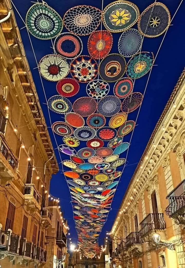 Crochet mandala street decorations, a collective creation by women in Licata, Italy #WomensArt
(via Howtofeelgood. net)