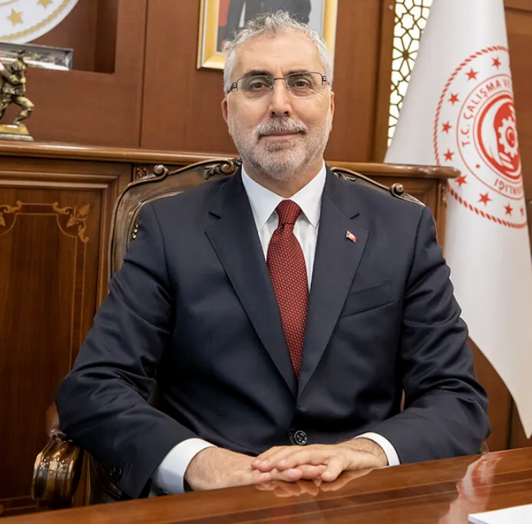 yirmiucderece's tweet photo. Siz istediğiniz kadar KPSS'de ter dökün: 40’ında açık liseyi bitirdi sınavsız bakanlığa girdi!

Kamuda kayırmacılığa son örnek Çalışma ve Sosyal Güvenlik Bakanlığı’nda yaşandı. 

Evkur’dan istifa eden Emrah B.'nin  Bakanlıkta memur olmak için gerekli şartları taşımadığı halde, liseyi 40 yaşında açıktan bitirdikten sonra #KPSS’ye bile girmeden Çalışma ve Sosyal Güvenlik Bakanlığı’nda işe alındığı ortaya çıktı.

Emrah B.'nin  bir dönem AK Parti Kocamustafapaşa’da teşkilat başkanı olarak görev yaptığı öğrenilirken, Bakan Vedat Işıkhan’ın yakını olduğu ve özel başvuru ile işe alındığı iddia edildi. 

(Sözcü - Fırat Fıstık)