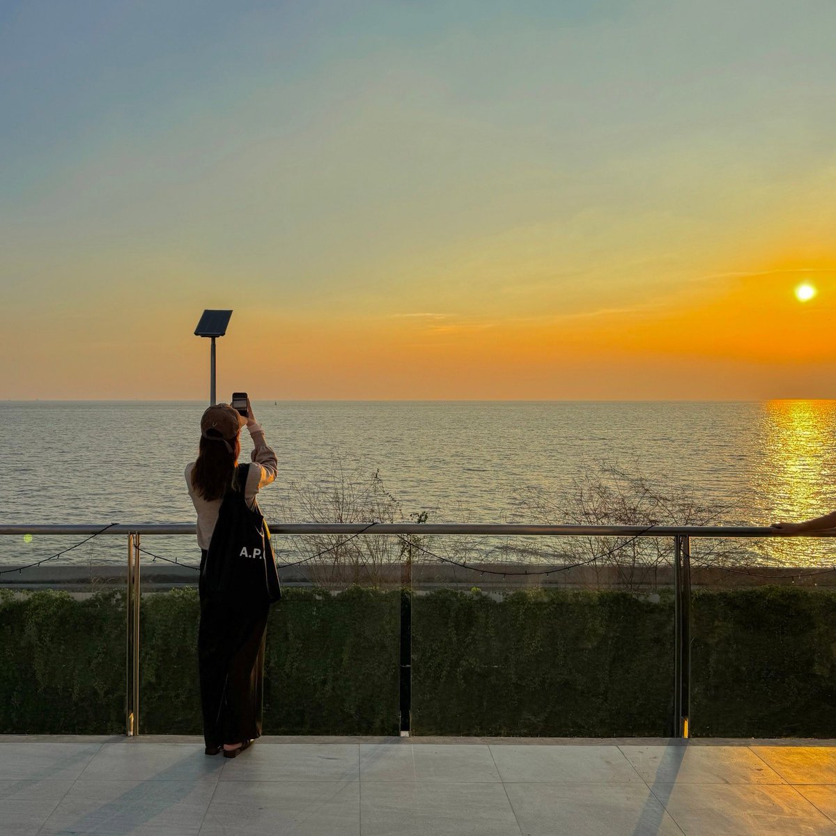 ThaNudChim's tweet image. #คาเฟ่เปิดใหม่วิวหลักล้านที่บางปูนึกว่าอยู่ปูซาน

🌅🌊 ขอเปิดปีใหม่ด้วนคาเฟ่-ร้านอาหารสุดจึ้ง “Sunspirit Bangpu” เป็นร้านเปิดใหม่ที่วิวทะโคตรจะจึ้ง ใกล้กรุงเทพแบบครึ่งชั่วโมงถึง ตัวร้านคือติดวิวทะเลเลย เป็นตึกสวยมากคือแค่ Architect ตึกก็จึ้งแล้ว ยิ่งมาเห็นวิวทะเลอีก…