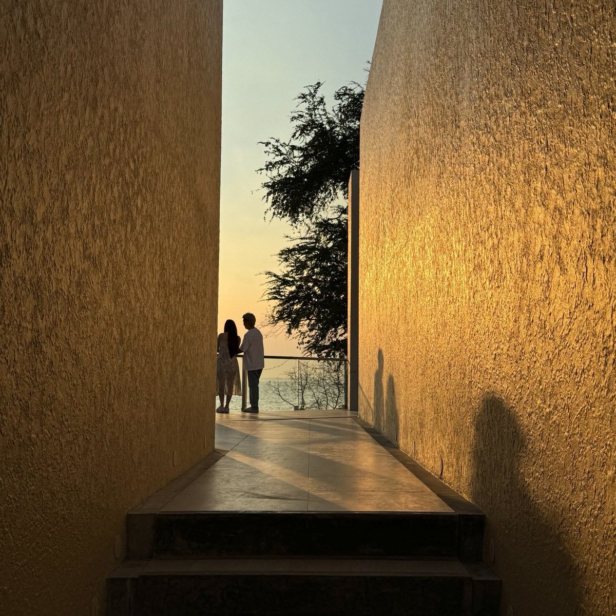 ThaNudChim's tweet image. #คาเฟ่เปิดใหม่วิวหลักล้านที่บางปูนึกว่าอยู่ปูซาน

🌅🌊 ขอเปิดปีใหม่ด้วนคาเฟ่-ร้านอาหารสุดจึ้ง “Sunspirit Bangpu” เป็นร้านเปิดใหม่ที่วิวทะโคตรจะจึ้ง ใกล้กรุงเทพแบบครึ่งชั่วโมงถึง ตัวร้านคือติดวิวทะเลเลย เป็นตึกสวยมากคือแค่ Architect ตึกก็จึ้งแล้ว ยิ่งมาเห็นวิวทะเลอีก…