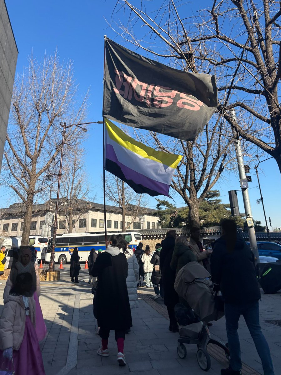 페미당당 깃발을 논바이너리 상징기와 함께 올렸습니다. 집회에서는 트랜스존(오후 3시부터, 광화문 의정부지 역사유적광장)에 있겠습니다. #윤석열도트랜스혐오도없는사회로