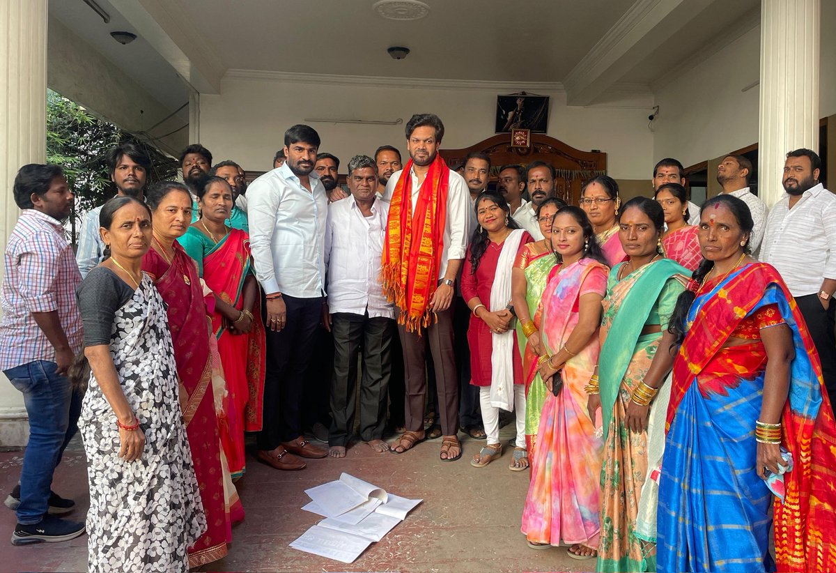 PSK_PKR's tweet image. బీఆర్ఎస్ యువ నాయకుడు పట్లొళ్ల కార్తీక్ రెడ్డి గారిని కలిసి నూతన సంవత్సర శుభాకాంక్షలు తెలిపిన  శేరిలింగంపల్లి నియోజకవర్గ రాము యాదవ్ గారు

@KarthikIndrAnna 
#PatlollaKarthikReddy #SheriLingamPally