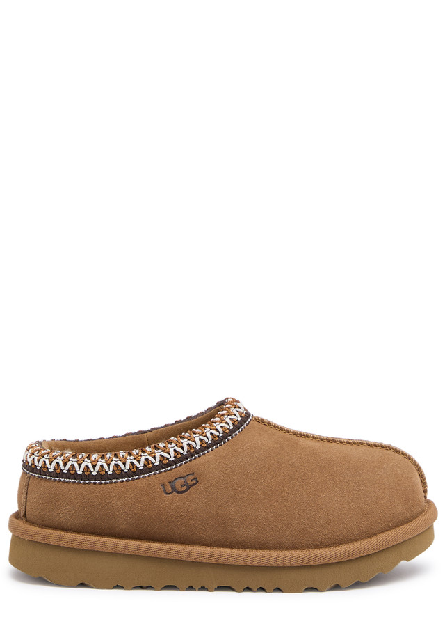 DealDoodle's tweet photo. Step into coziness with the KIDS Tasman II suede flatform slippers! 🐑🌟 Crafted for comfort, these chic slippers keep little feet warm &amp; stylish. Perfect for playdates, lounging, or stepping out in style. 💖👣 
https://t.co/6NUv94H56R https://t.co/AfX4YqCjrm