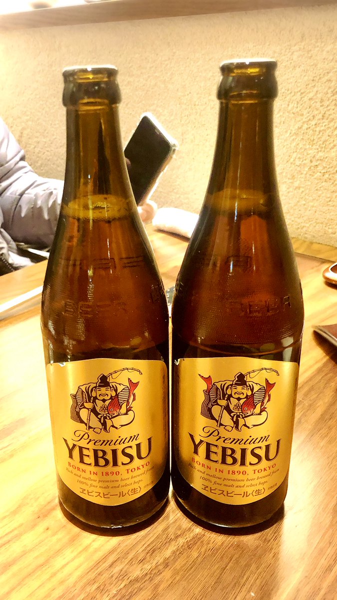 pang_reggae's tweet photo. PANIJAMリリパ前日。両親とよく行くお蕎麦屋さんにてラッキーエビスが✨
左が通常版、右は鯛が２匹描かれたラッキーエビス。
数百本に1本の割合でしか出会えないとか。なんとめでたくありがたい事かと。
リリパ成功を祈りながら両親と乾杯。とても美味しくいただきました☺️🍺

#ラッキーエビス #ビール https://t.co/6cj3g7W1H2