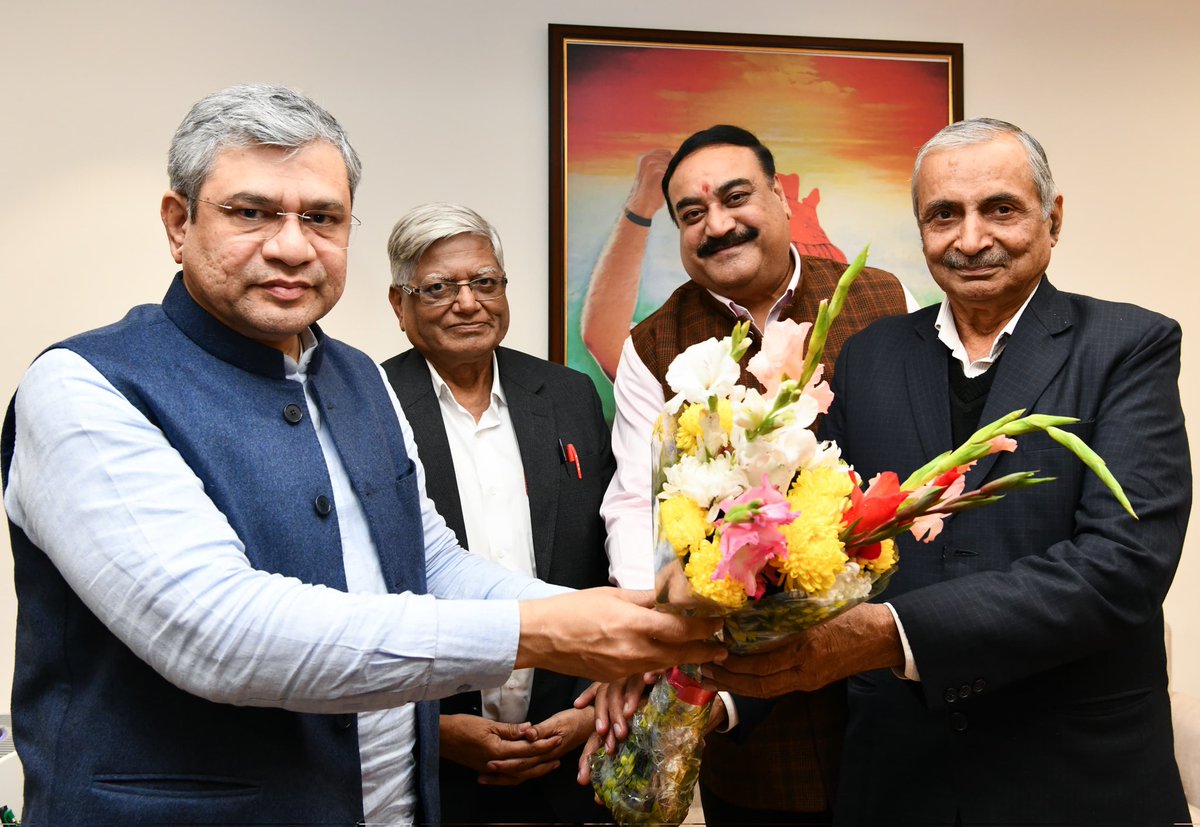 भारत सरकार के माननीय रेल मंत्री श्री अश्विनी वैष्णव जी से मुलाकात कर उन्हें नव वर्ष 2025 की हार्दिक शुभकामनाएं प्रेषित की। इस अवसर पर रेलवे से संबंधित विभिन्न महत्वपूर्ण विषयों पर चर्चा हुई।
