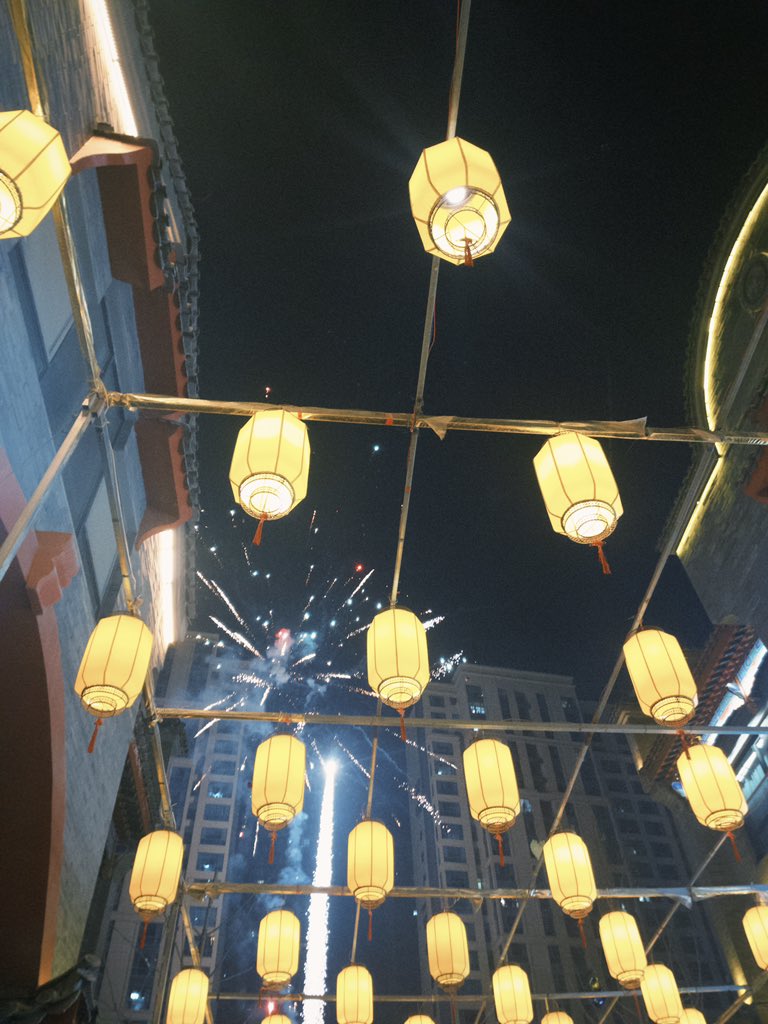 轨迹改变角度交错
寂寞城市又再探戈