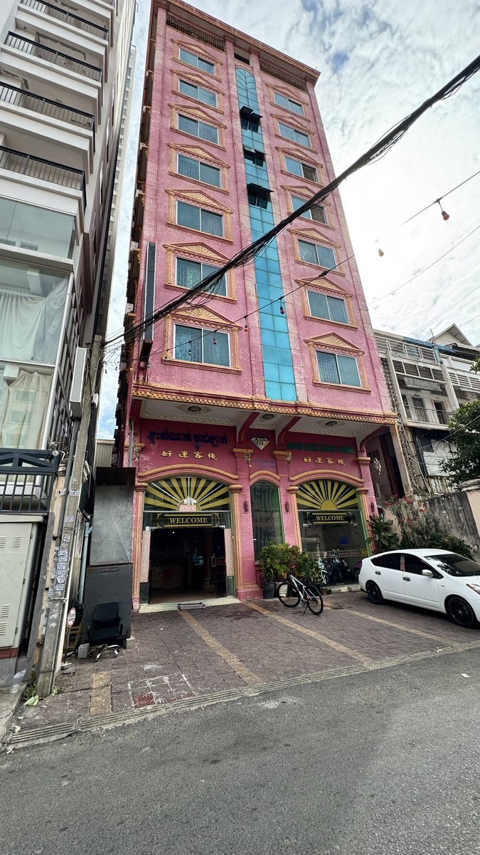 22年前にパスポートを盗まれて再発行のために10日間滞在した時に泊まってたサダゲストハウスに行ってみたら、既に建て替えられて別のゲストハウスになってた。#カンボジア　#プノンペン