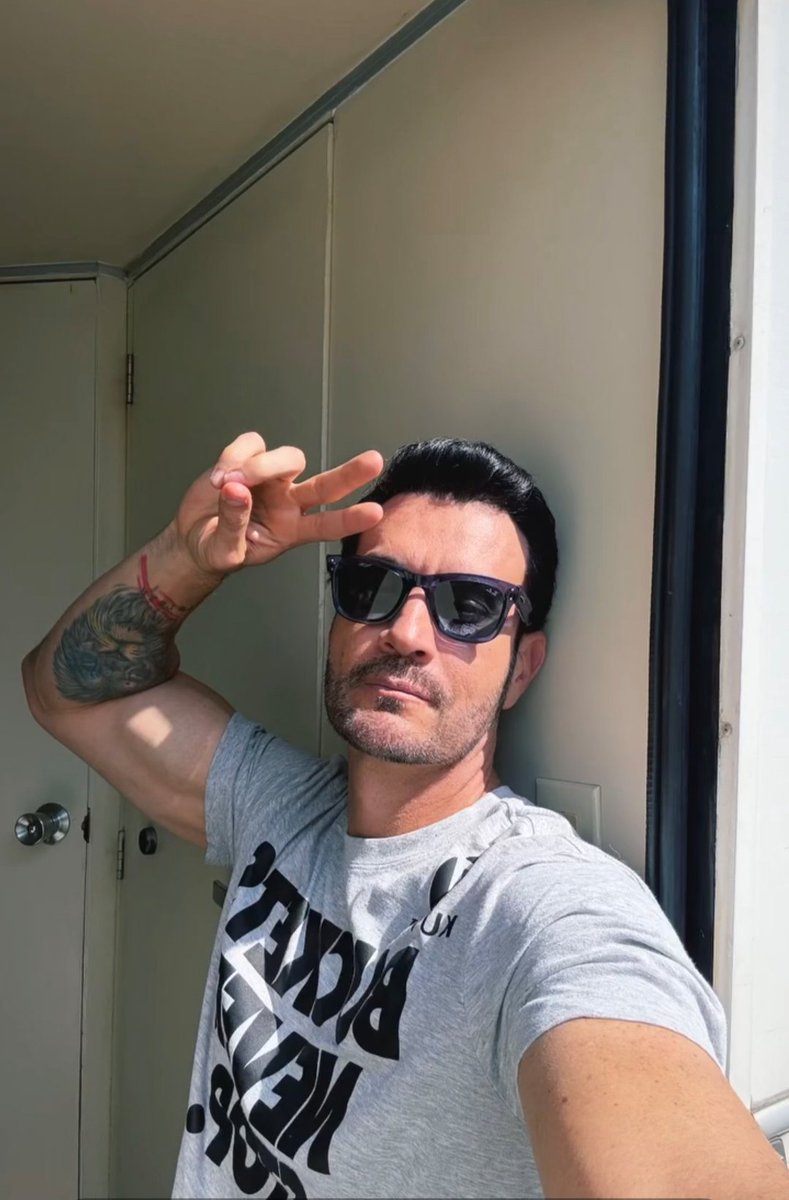 Rimma79159841's tweet photo. #instastory @davidzepeda1 

Que hoy y siempre te vaya bonito y que lo bonito se haga infinito ...
@davidzepeda1 🥰#teadoro
#miactorfavorito #felizañonuevo https://t.co/cQyh0DcVcL