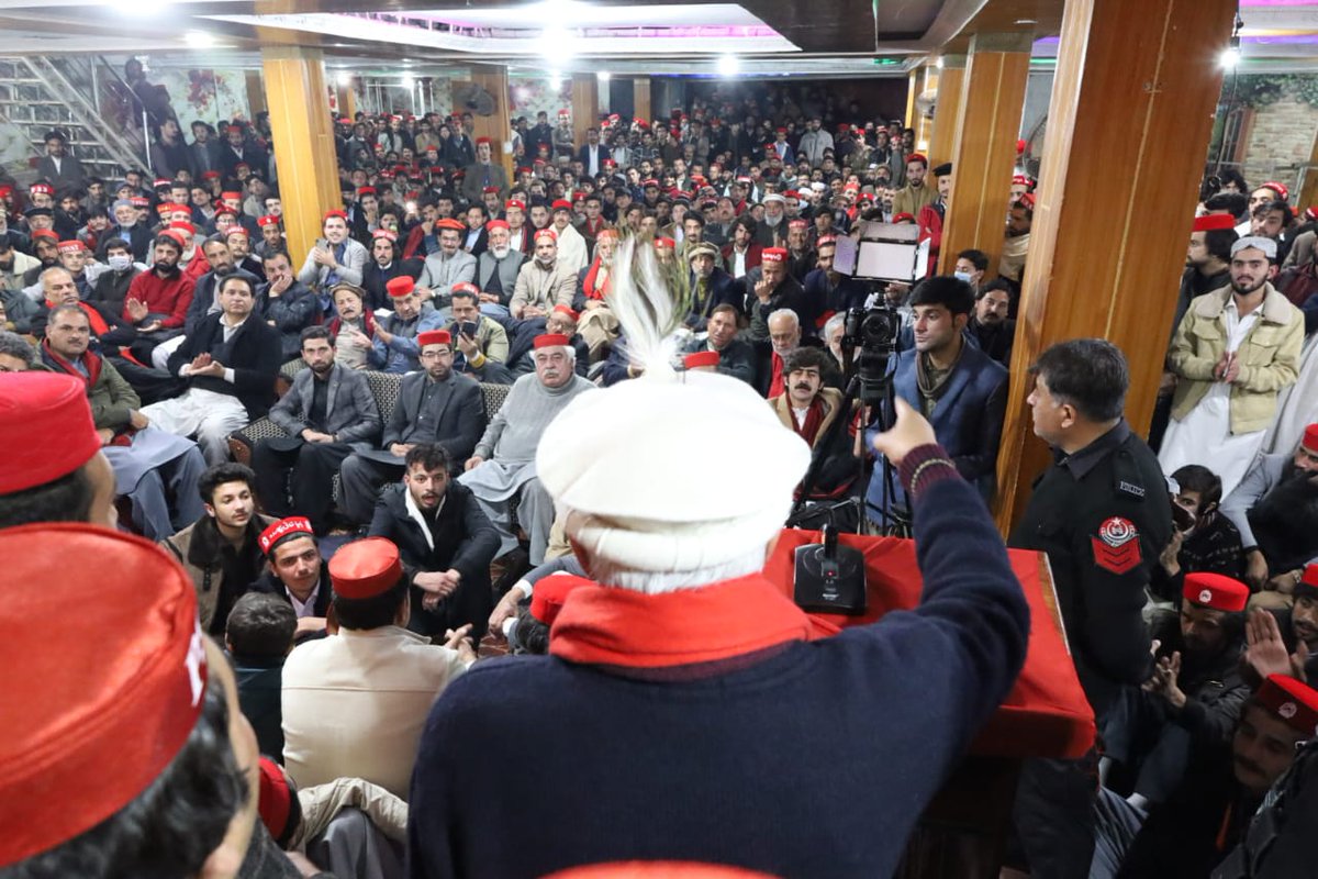 PSFMarkaz's tweet photo. پختون سٹوڈنٹس فیڈریشن ضلع سوات کے زير اہتمام امن ماښام اور تقریب حلف برداری، عوامی نیشنل پارٹی کے صوبائی صدر میاں افتخار حسین خطاب کررہے ہیں۔
#PSF | #PSFSwat | #ANP https://t.co/w1XsPlVx4T