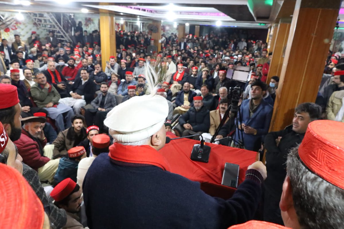 PSFMarkaz's tweet photo. پختون سٹوڈنٹس فیڈریشن ضلع سوات کے زير اہتمام امن ماښام اور تقریب حلف برداری، عوامی نیشنل پارٹی کے صوبائی صدر میاں افتخار حسین خطاب کررہے ہیں۔
#PSF | #PSFSwat | #ANP https://t.co/w1XsPlVx4T