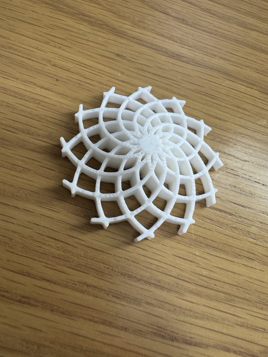 ysk_cc's tweet photo. あけましておめでとうございます。
3dプリンターデビューしました！正月はParametric Design with GrasshopperとBambu Lab で楽しんでいます！ https://t.co/Eb6yGXu74a