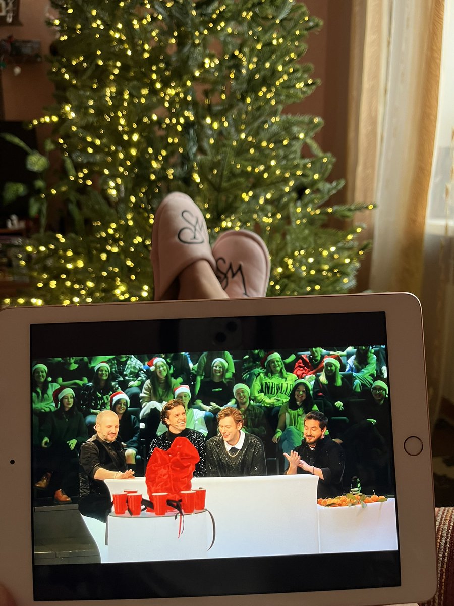 утро четвертого января начинается под новогодний выпуск неигр✨🎄