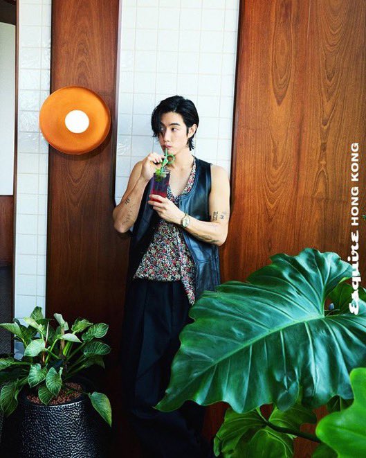 withyouMT_TH's tweet photo. 250104 Esquire Magazine HK ลงรูปของมาร์คค่ะ
“ปีแห่งการฟื้นฟู | มาร์ค ต้วน | #ISSUE133
เกือบสี่ปีผ่านไปแล้ว ตั้งแต่ GOT7 ประกาศใน 2021 ว่าจะไม่ต่อดับต้นสังกัดเดิม แฟนๆคงอยากรู้ว่าสมาชิกแต่ละคนรักษาความสัมพันธ์ของวงไว้ได้อย่างไร? มาร์คได้แบ่งปันมุมมองที่แสนหวานแต่ก็ “ลำบาก” เกี่ยวกับความสัมพันธ์ของพวกเขา:
“GOT7 มักจะคุยกันในแชทกลุ่ม แต่เพราะผมอยู่ต่างไทม์โซนจากพวกเขา พวกเขามักจะคุยกันในขณะที่ผมหลับอยู่ ดังนั้นก่อนที่ผมจะนอน ผมเลยต้องปิดการแจ้งเตือนทุกอย่าง และเมื่อผมตื่น ผมก็เลื่อนดูข้อความที่ยังไม่ได้อ่านหลายร้อยกว่าข้อความเลยอ่ะครับ”
แม้จะอยู่ห่างกันแต่มาร์คก็ไม่เคยรู้สึกเหงา ตั้งแต่เขาเดบิวต์มา เขาก็แบ่งปันการใช้ชีวิตให้ครอบครัวฟังอย่างเปิดเผย และตอนนี้เขาได้กลับมาลอสแองเจลิสอยู่กับครอบครัวก็ทำให้รู้สึกว่าเหมือนได้พรข้อนึง
นอกเหนือจากที่แฟนๆนั้นแสดงความห่วงใยถึงสุขภาพของสมาชิก GOT7 แล้วอีกสิ่งหนึ่งที่พวกเขารอคอยคือการกลับมารวมตัวกันของ GOT7 มาร์คเปิดเผยว่ามีแผนจะคัมแบคในปีนี้ และหวังว่าจะได้ทำกิจกรรมโปรโมทเพิ่มเติมเพื่อได้พูดคุยกับแฟนๆ
“สำหรับผมในปี 2024 เป็นที่ขึ้นๆลงๆของผมมากมาย ซึ่งเป็นแรงผลักดันสร้างความเปลี่ยนแปลงและเตรียมพร้อมสำหรับเป้าหมายในปีนี้” หลังจากสิ้นสุดการคัมแบคของ GOT7 มาร์ควางแผนที่ทำอัลบั้มถัดไปของเขา โดยเริ่มต้นการเดินทางครั้งใหม่ด้วยดนตรีสดใหม่
👉 สามารถอ่านบทสัมภาษณ์แบบเต็มได้ที่ https://t.co/HkwG4SdX6D ”
#MarkTuan #Mark #段宜恩 #마크
@marktuan @DNAmngmnt
#GOT7 #갓세븐 @GOT7